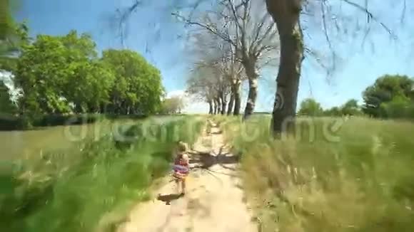 小女孩在大自然的小径上奔跑视频的预览图