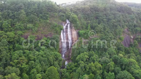 泰国多伊因塔农国家公园热带森林瀑布视频的预览图