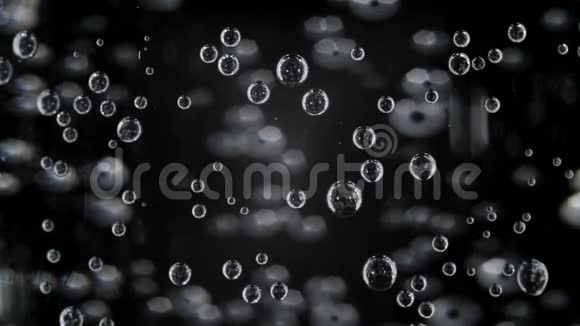 黑色背景上有气泡的矿泉水视频视频的预览图