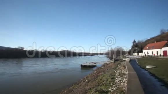 布拉迪斯拉瓦斯洛伐克2015年1月6日登文城堡步道泛射观多瑙河和灯塔建筑视频的预览图