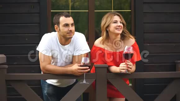 情侣在阳台上喝酒视频的预览图
