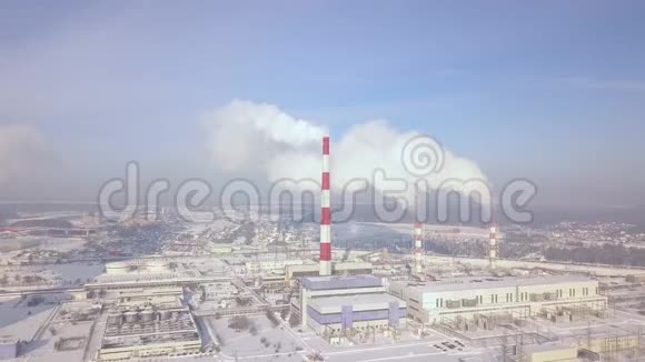 鸟瞰工业城市和吸烟烟囱冬季景观化工厂排烟烟囱管道视频的预览图