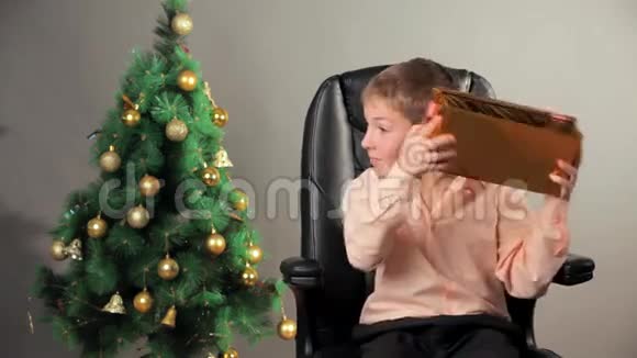 圣诞快乐男孩打开礼物盒视频的预览图