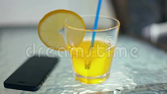 女孩在桌上的鸡尾酒中倒入橙色碳酸饮料视频的预览图