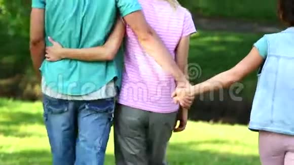 一个男孩牵着另一个女孩的手背在女友后面视频的预览图