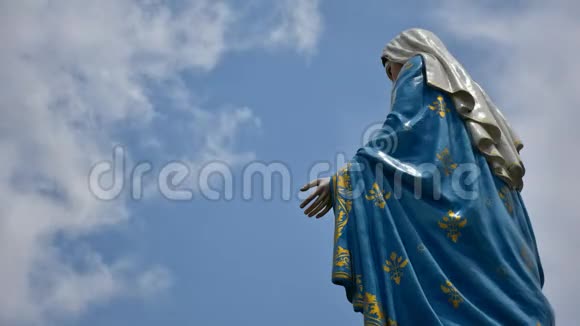 圣母玛利亚雕像在天空中闪耀着动人的光芒视频的预览图