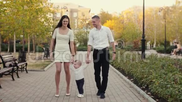 快乐的一家人在公园散步视频的预览图