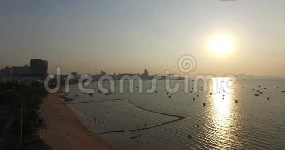 空中日落场景芭堤雅海滩视频的预览图