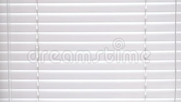 窗户上白色纹理的窗帘视频的预览图