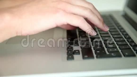 追踪女人的镜头s双手在键盘上打字视频的预览图
