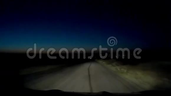 夜路驾驶迎面而来的大灯视频的预览图