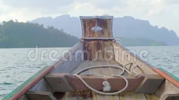 湖中的小木船视频的预览图