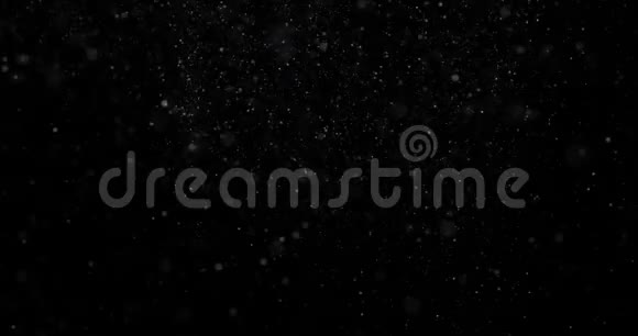 黑色背景下的天然白色冬季降雪视频的预览图