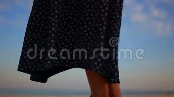 长的黑白图案的女裙在海上迎风飘扬视频的预览图