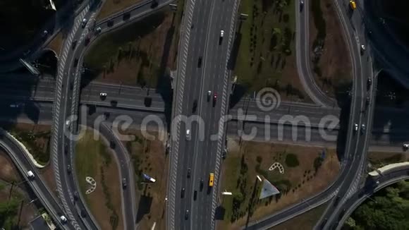 在高速公路立交桥上行驶的无人机景车高速公路上的空中观景车交通视频的预览图