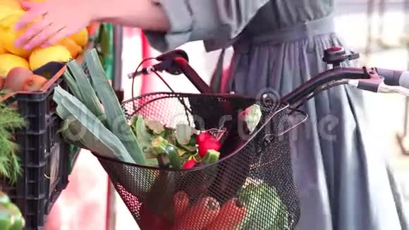 一辆装满水果和蔬菜的有篮子的自行车视频的预览图