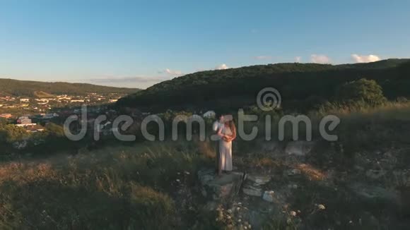 一对美丽的恋人站在悬崖上视频的预览图