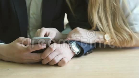 男人和女孩用智能手机看照片视频的预览图