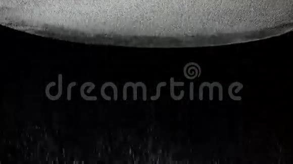 面粉筛平筛慢运动黑色背景特写视频的预览图