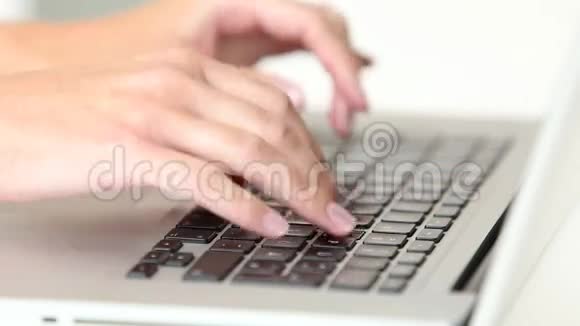 女人s手在笔记本电脑键盘上打字视频的预览图