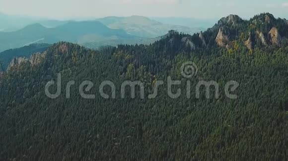 美丽的森林和山脉空中观景台飞越美丽的山林空中摄影机拍摄视频的预览图