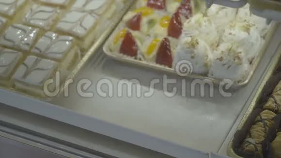 将细腻的焦油和结霜的蛋糕放入箱内视频的预览图