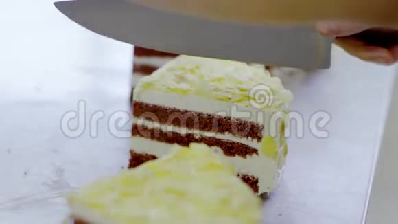 女人的手把蛋糕切得很近视频的预览图