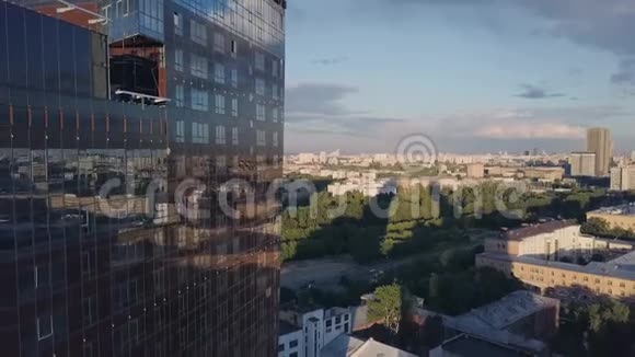 蓝天摩天大楼商务办公室的窗户剪辑城市的企业建设带有镜像视窗的摩天大楼视频的预览图