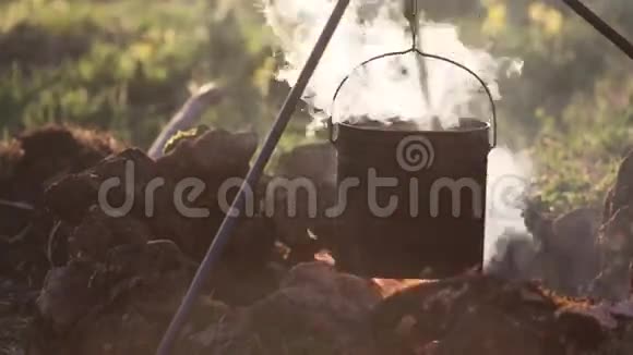 火上挂着一个装有食物的锅视频的预览图