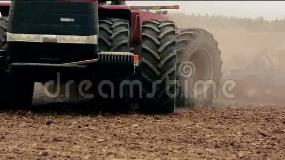 一辆农用拖拉机播种前耕田在镜头前向后转弯特写视频的预览图