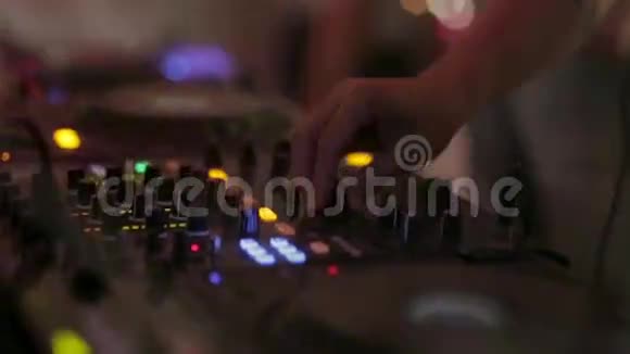 迪斯科舞厅的DJ调音台视频的预览图
