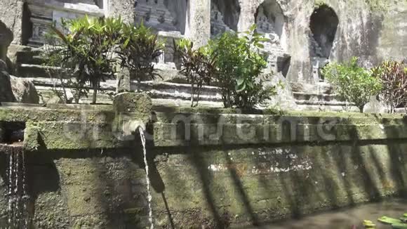 GunungKawi是印度尼西亚巴厘Ubud以北坦帕西林的一座11世纪的寺庙和葬礼建筑群视频的预览图