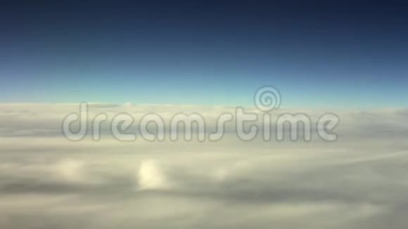 在云中飞翔船员视图视频的预览图