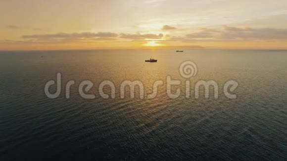 日落时分用无人驾驶飞机在海上射击视频的预览图