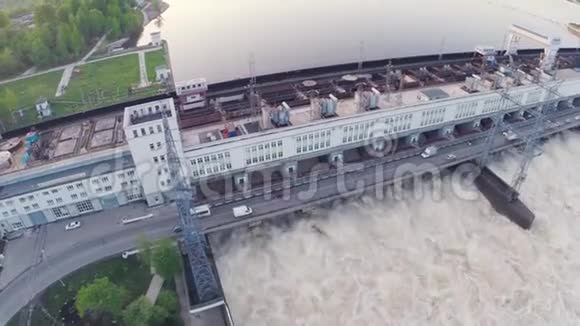 河上水电站的俯视图剪辑现代水力发电的廉价电力视频的预览图