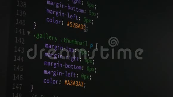 程序员上下滚动和检查代码编辑未来技术概念与谷物和暗色调处理视频的预览图