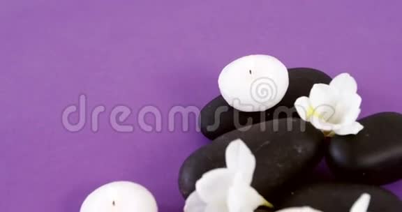 用鲜花和蜡烛特写鹅卵石视频的预览图