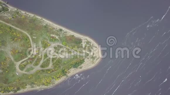 湖上海角的俯视图剪辑从山上俯瞰迷人的湖泊和前陆景观视频的预览图