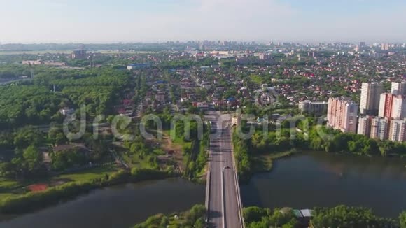 从现代斜拉桥上俯瞰莫斯科和莫斯科河从天空看城市桥上的景色视频的预览图