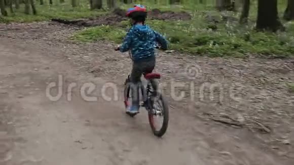 公园里的小男孩骑着自行车视频的预览图