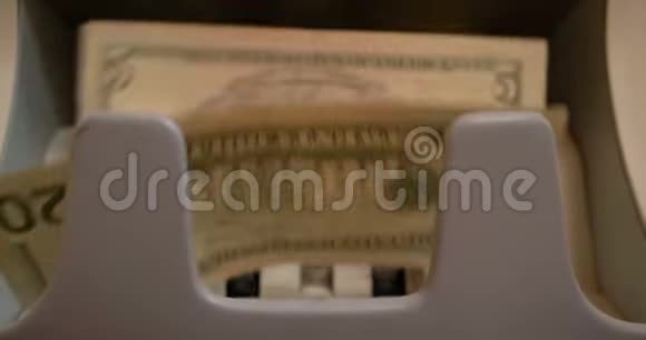货币兑换机上的美元钞票数视频的预览图