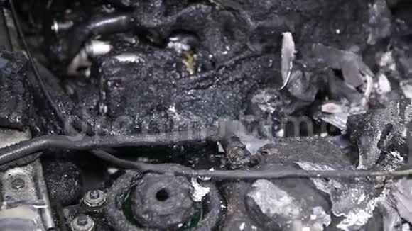 纵火后汽车的部分熔化视频的预览图