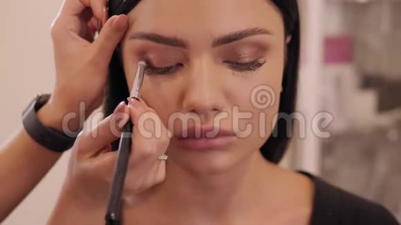 化妆师在沙龙为美女做化妆美容理念视频的预览图