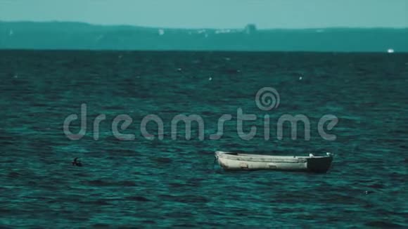木船在海水的波浪上摇摆视频的预览图