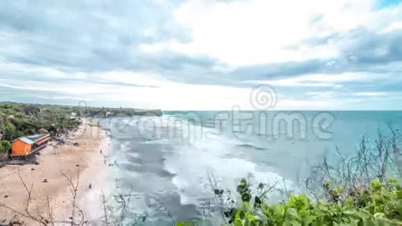 热带景象日落时间在印度尼西亚巴厘岛的巴兰干海滩上流逝从悬崖上看4K时程视频的预览图