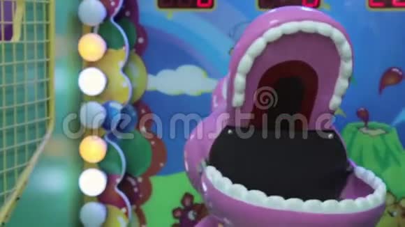 游乐园的露天游戏机紫色视频的预览图