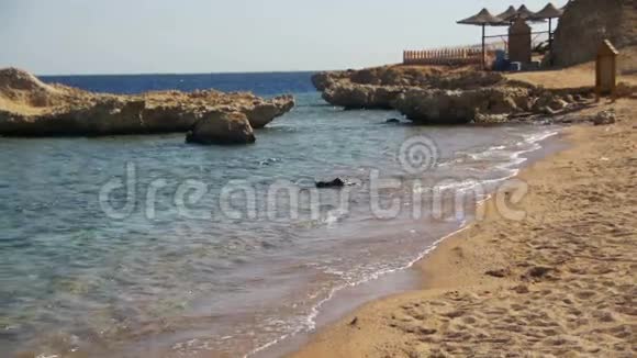 埃及红海的沙沙滩和海岸线上缓慢运动的海浪视频的预览图