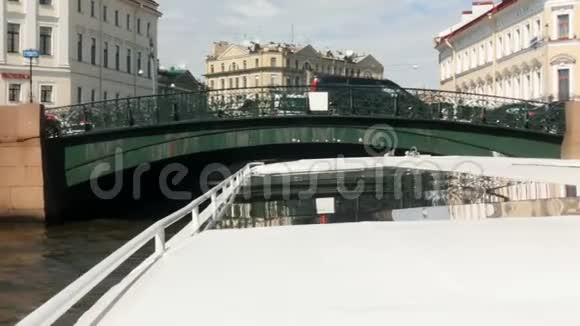 俄罗斯圣彼得堡在河上的桥梁下视频的预览图