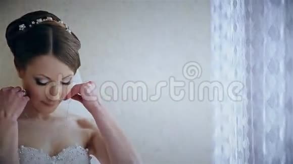 美丽的新娘戴着结婚项链视频的预览图