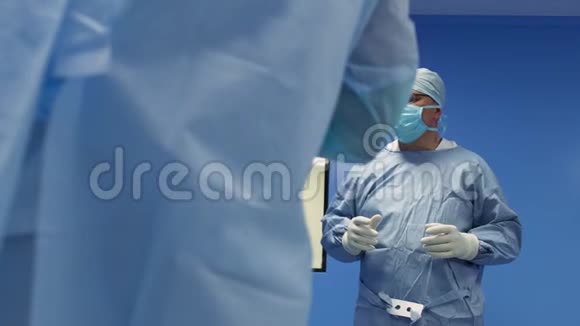 手术室的外科医生视频的预览图